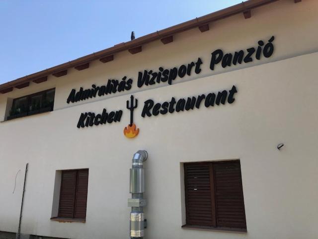 לינה וארוחת בוקר Leányfalu Admiralitas Kitchen And Restaurant מראה חיצוני תמונה